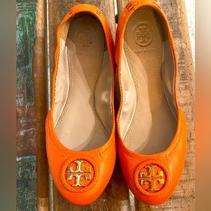 Tory Burch ballet flat in orange. Size 6.